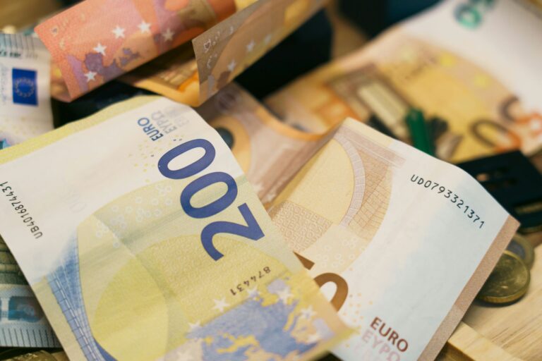 Euro banknotai, matomas 200 eurų banknotas – asmeninių paskolų ir finansų iliustracija.