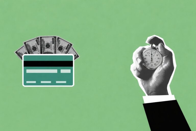 Ranka laiko laikrodį priešais banko kortelę ir pinigus – simbolizuoja greitą trumpalaikę paskolą iki atlyginimo.