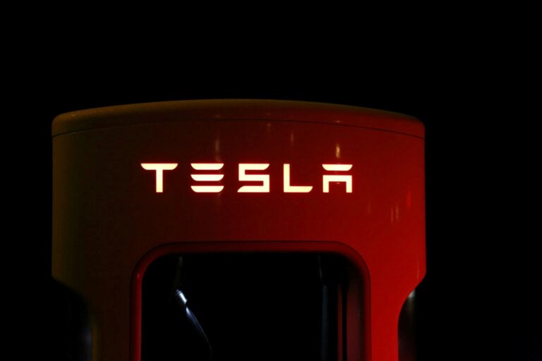 „Tesla“ logotipas ant įkrovimo stotelės.