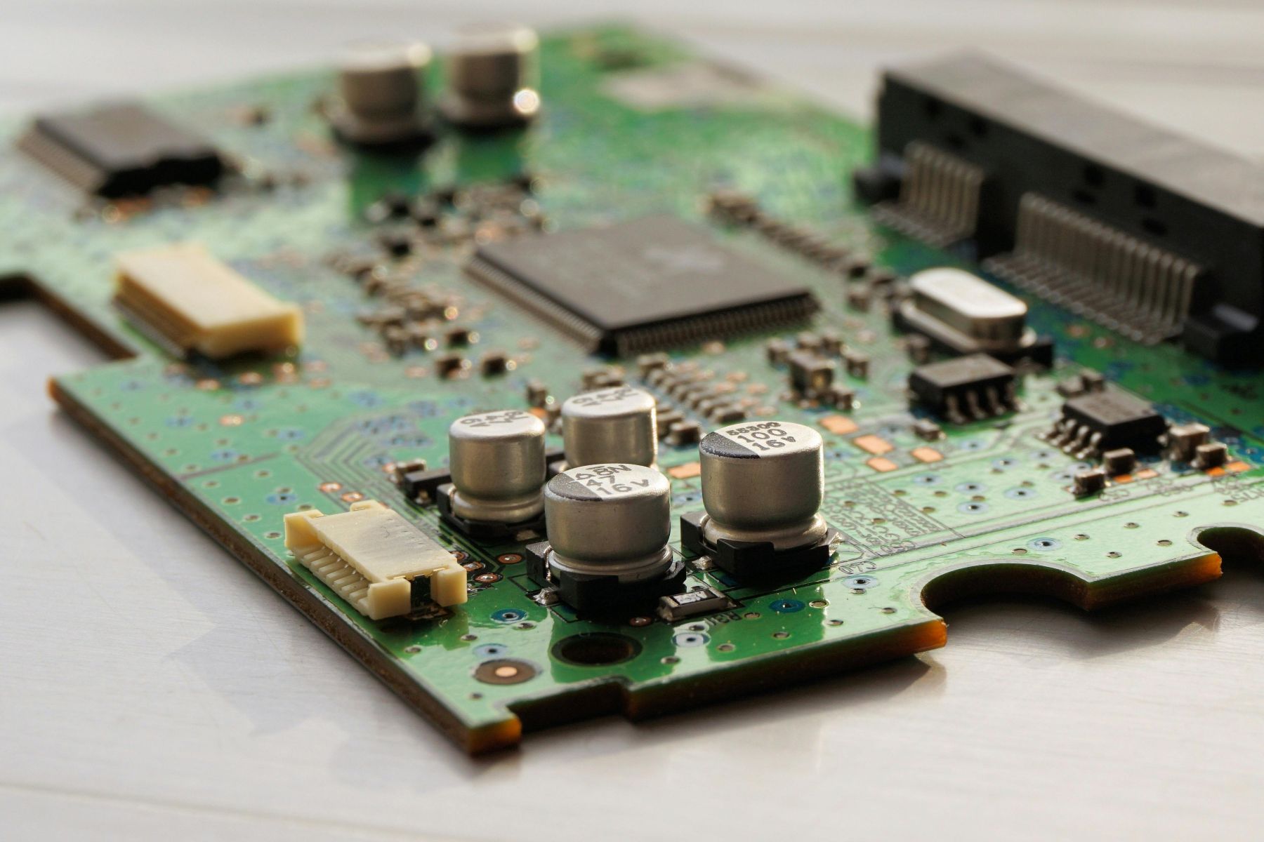 Mikročipas ant elektroninės plokštės, iliustruojantis puslaidininkių pramonę