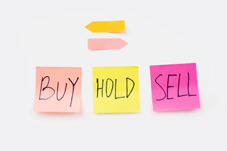 Trys spalvoti lipnūs lapeliai su užrašais „Buy“, „Hold“ ir „Sell“, iliustruojantys investavimo sprendimus ir „pirk ir laikyk“ strategiją.