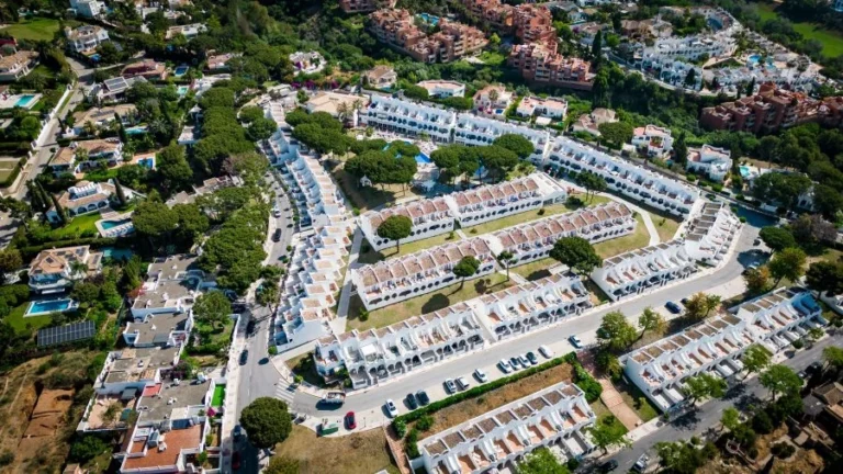 Gyvenamųjų pastatų kvartalas, iliustruojantis per „Letsinvest“ finansuojamus nekilnojamojo turto projektus.
