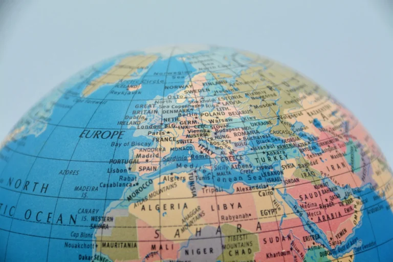 Gaublys su Europos, Šiaurės Afrikos ir Artimųjų Rytų žemėlapiu, iliustruojantis investavimą į MSCI indeksų ETF.